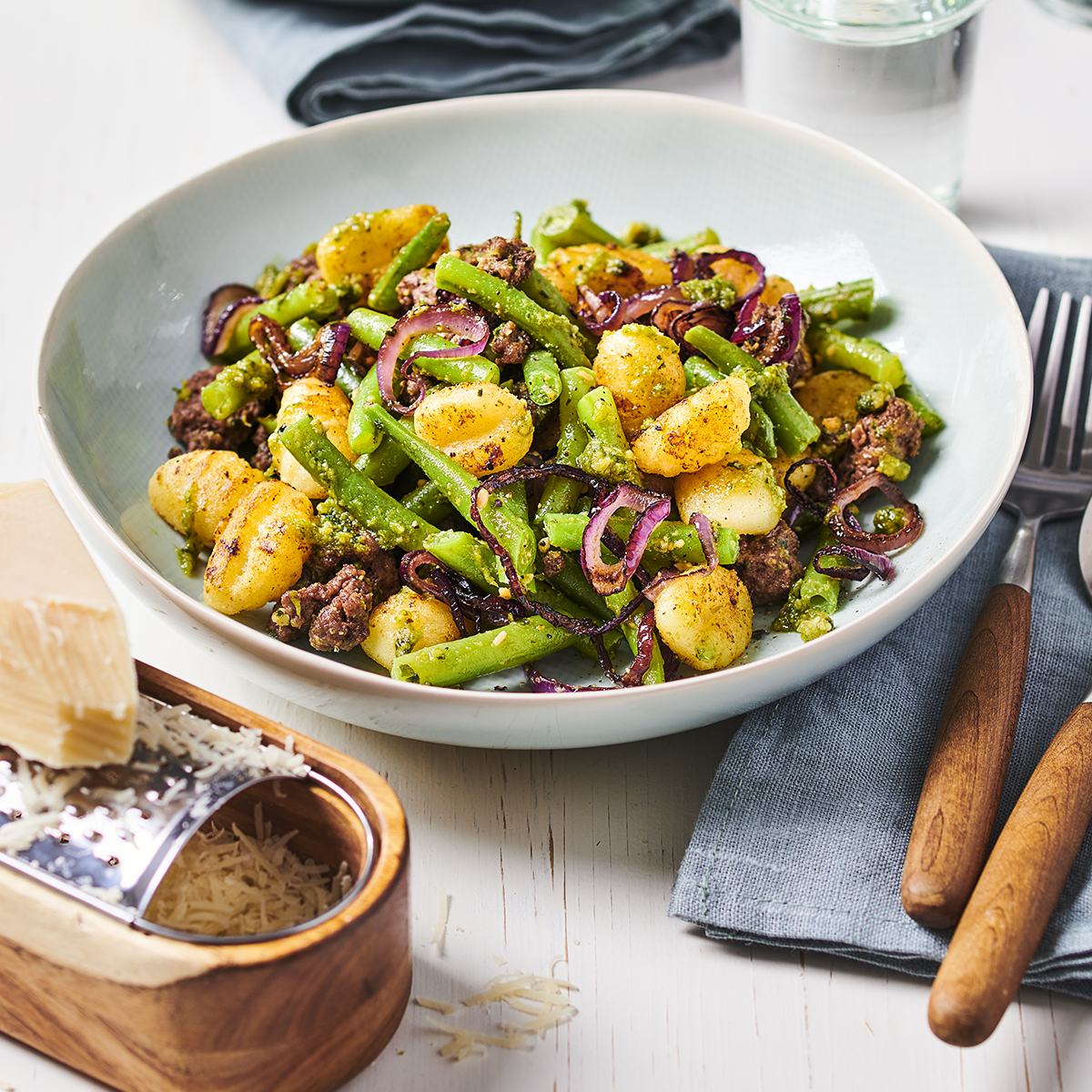 Gnocchi met saucijs, sperzieboon en pesto