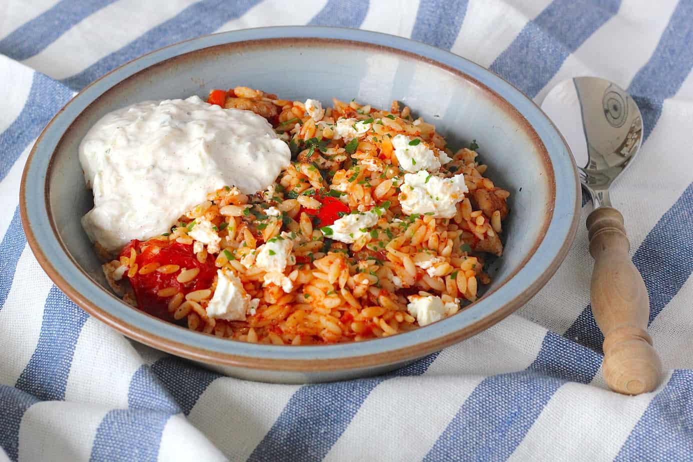 Griekse orzo met kip, feta en tzatziki