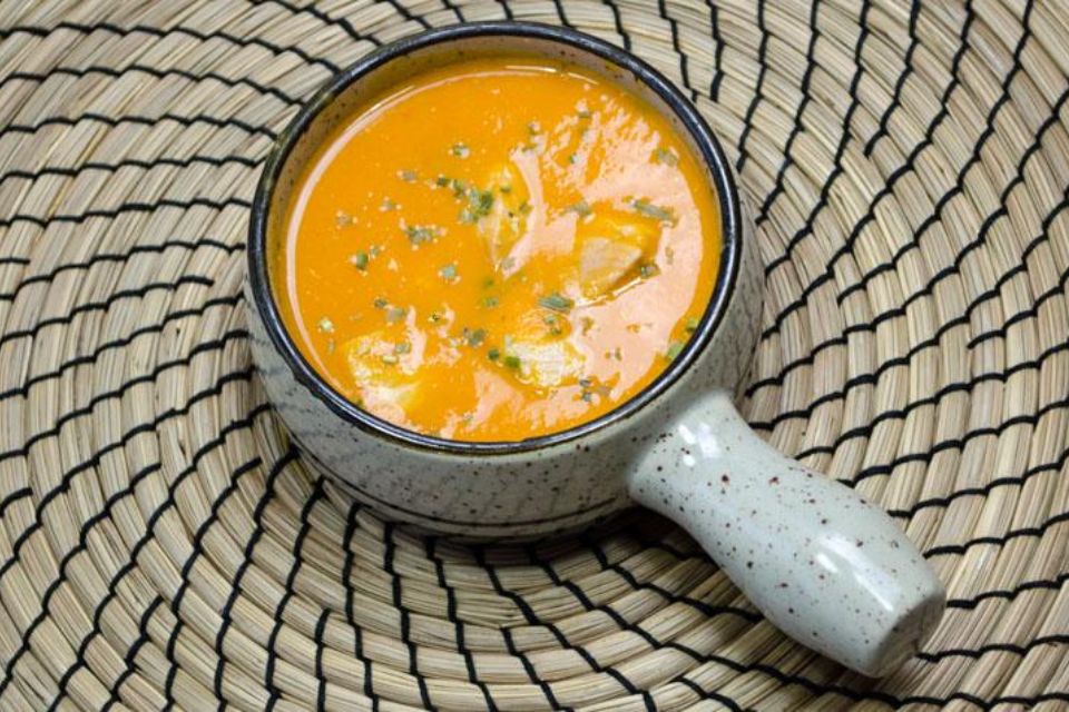 Zoete aardappel soep met gegrilde beenham